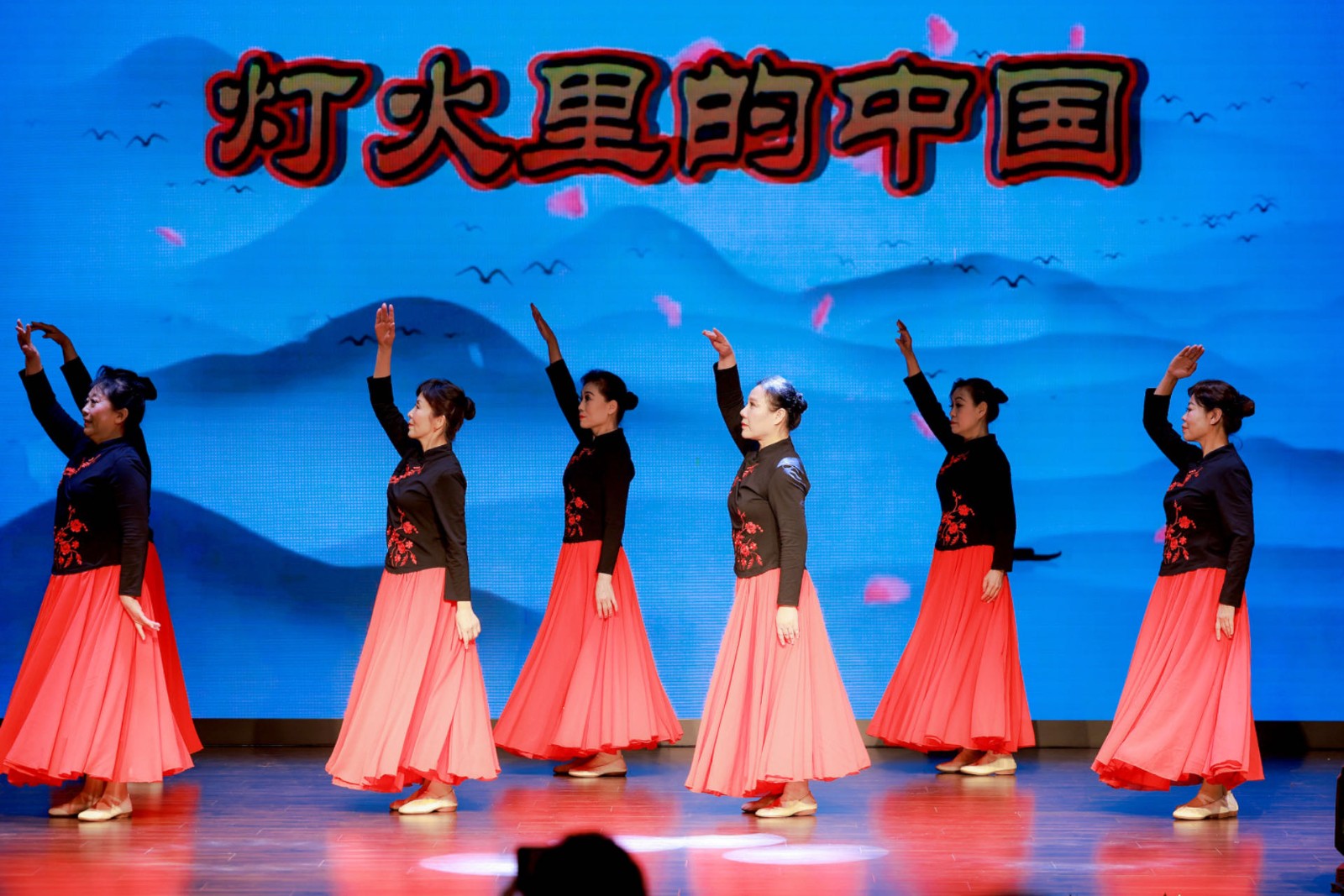 4.灯火里的中国.jpg