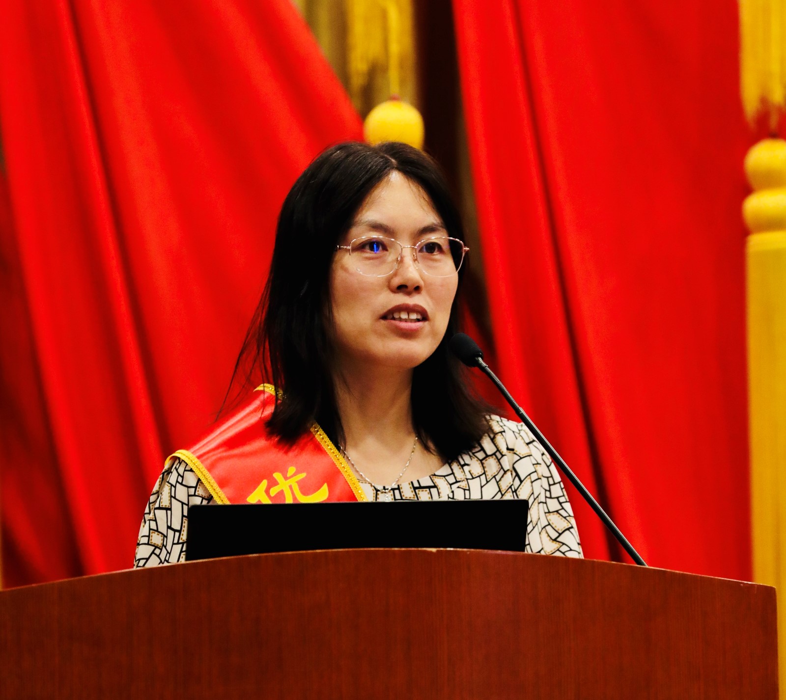 石莉红.jpg 石莉红.jpg